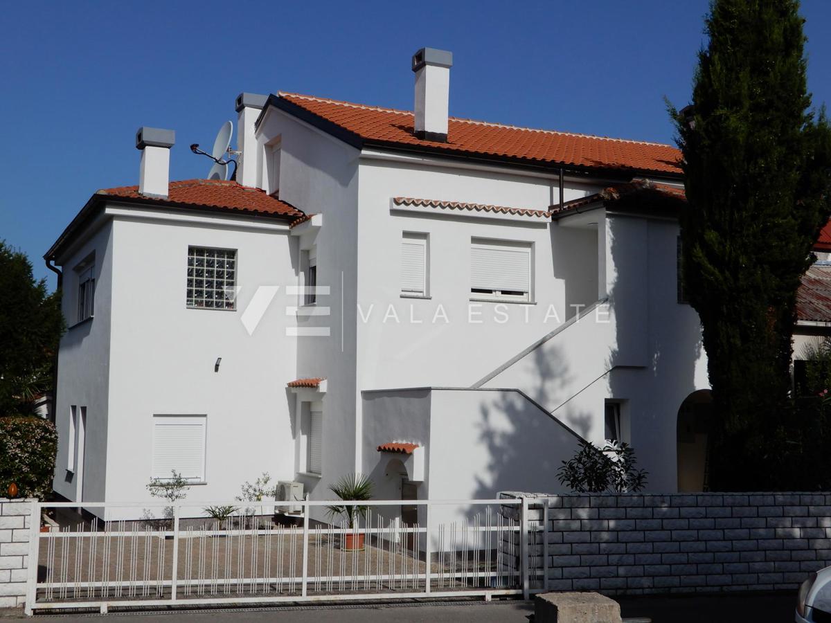 CASA DOPPIA CON QUATTRO APPARTAMENTI E VISTA MARE