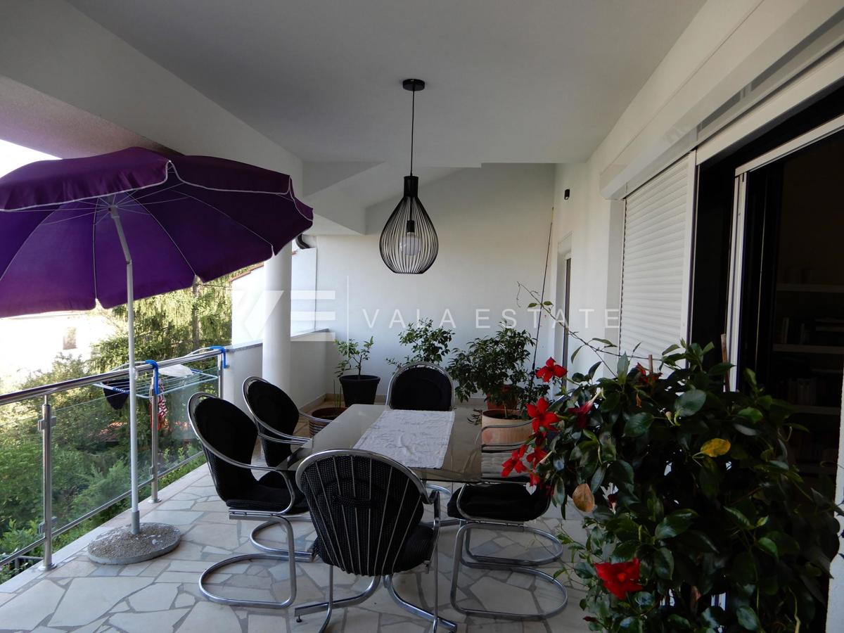 CASA DOPPIA CON QUATTRO APPARTAMENTI E VISTA MARE