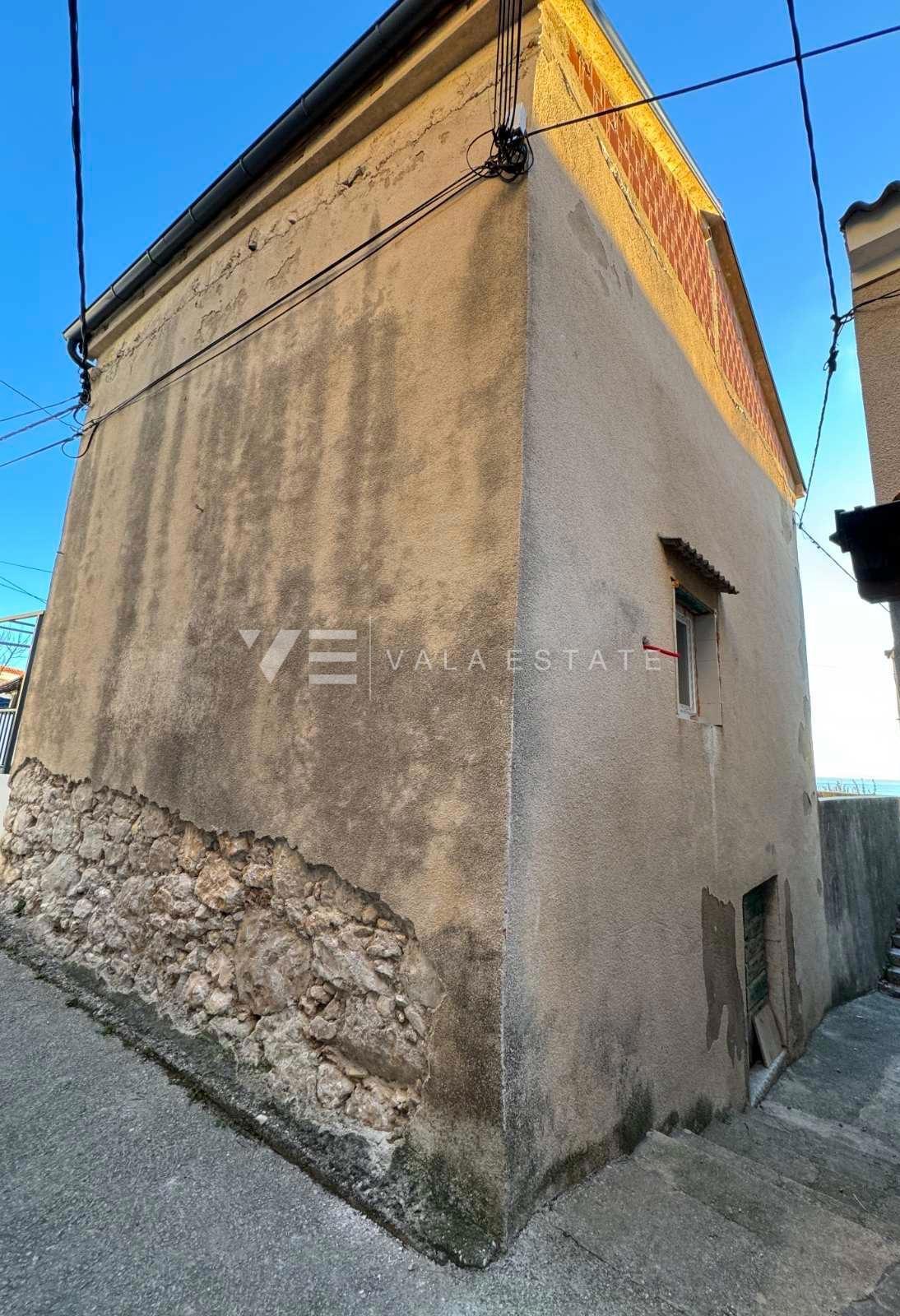CASA IN PIETRA CON INIZIATA RISTRUTTURAZIONE IN POSIZIONE ECCEZIONALE