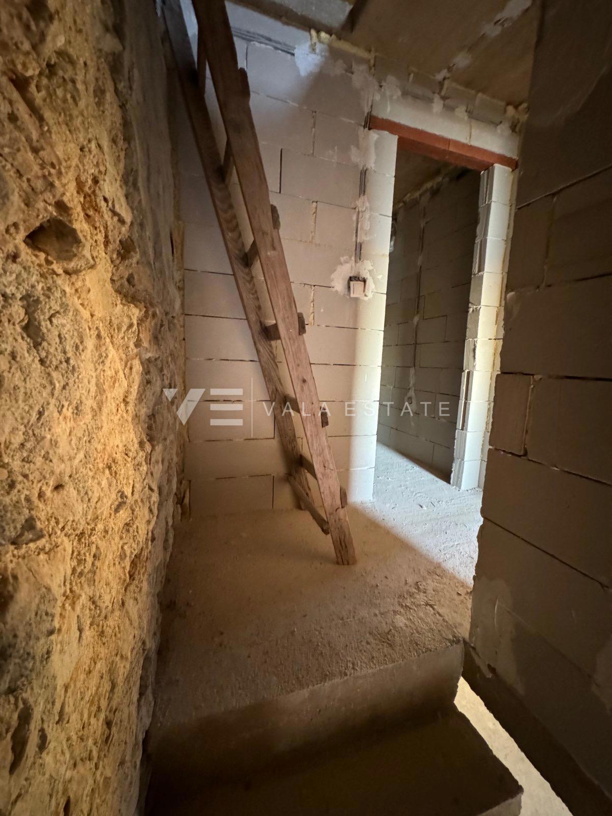 CASA IN PIETRA CON INIZIATA RISTRUTTURAZIONE IN POSIZIONE ECCEZIONALE