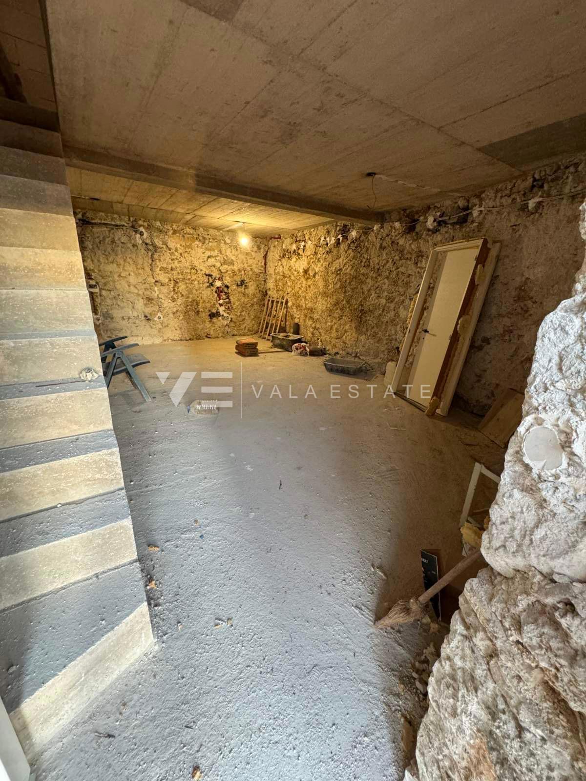 CASA IN PIETRA CON INIZIATA RISTRUTTURAZIONE IN POSIZIONE ECCEZIONALE