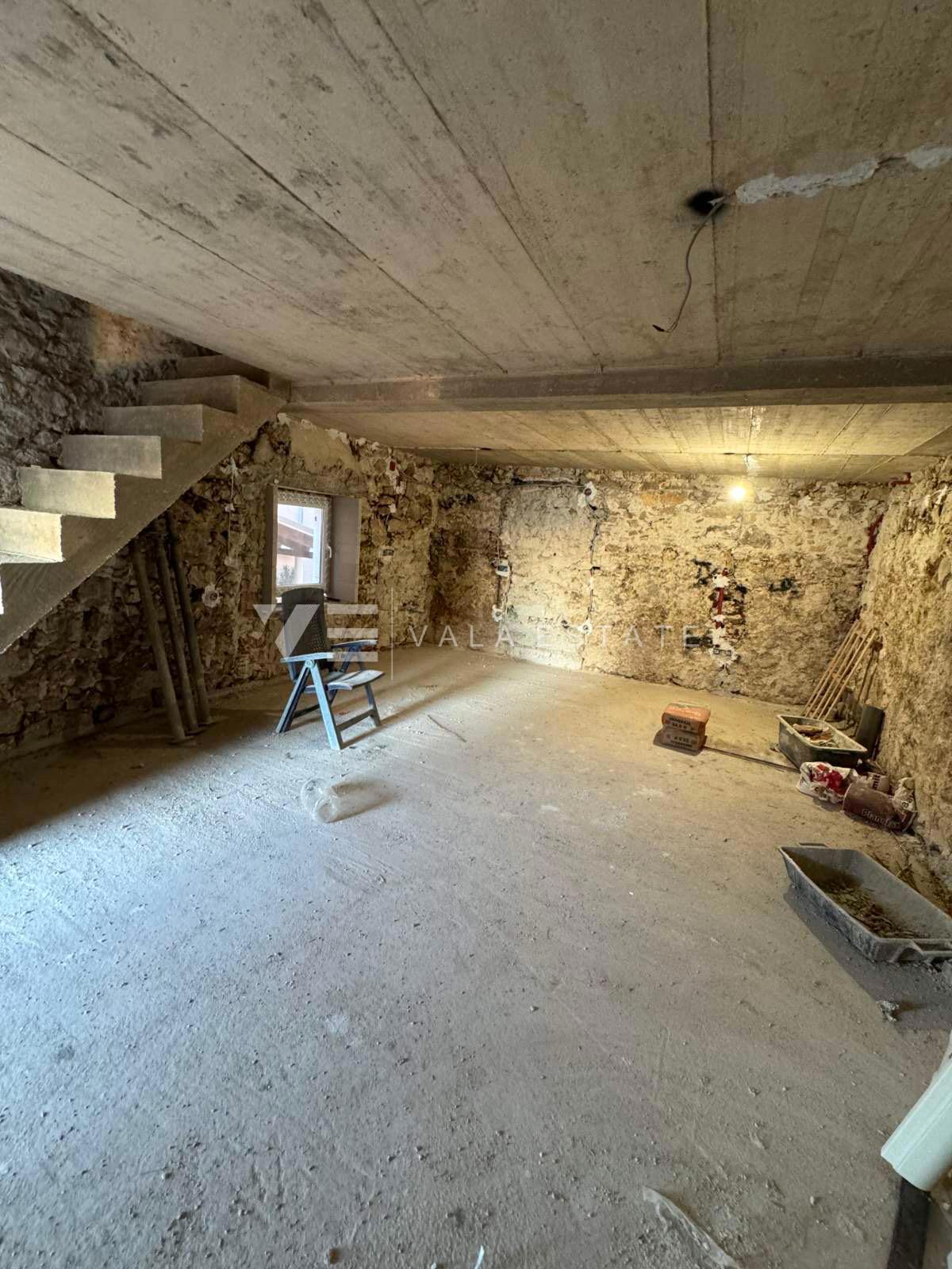 CASA IN PIETRA CON INIZIATA RISTRUTTURAZIONE IN POSIZIONE ECCEZIONALE