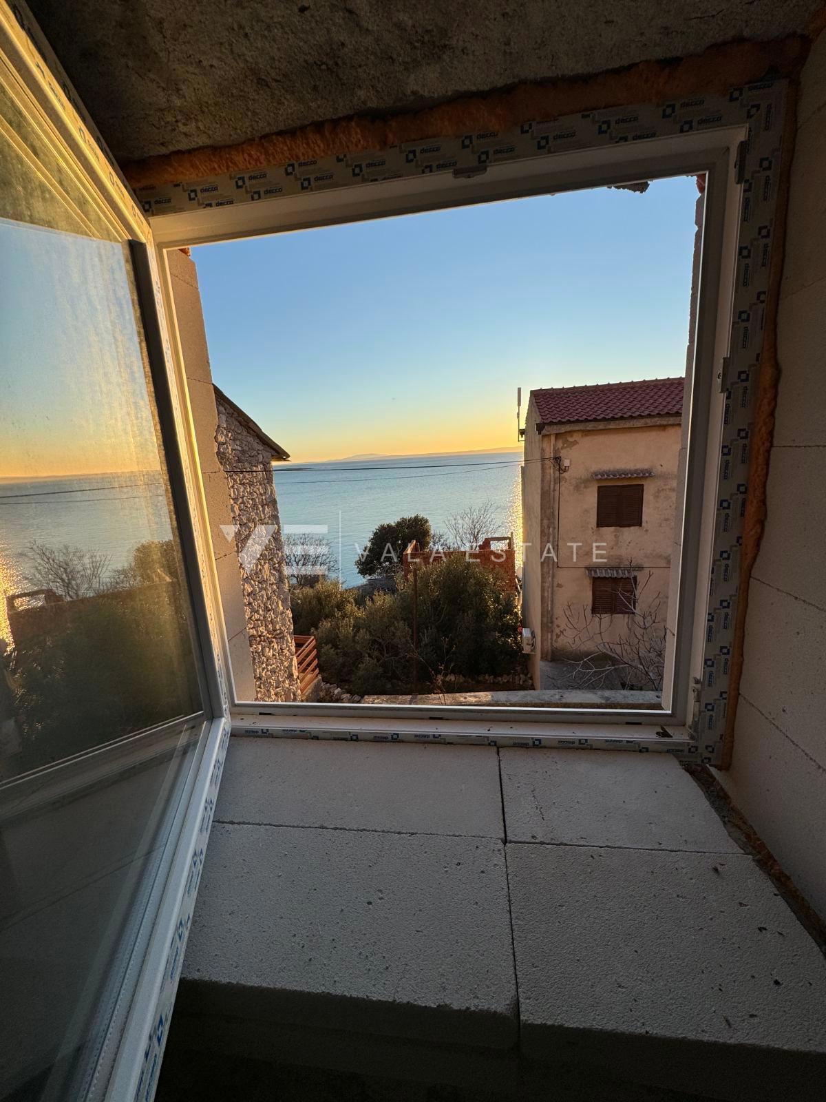 CASA IN PIETRA CON INIZIATA RISTRUTTURAZIONE IN POSIZIONE ECCEZIONALE
