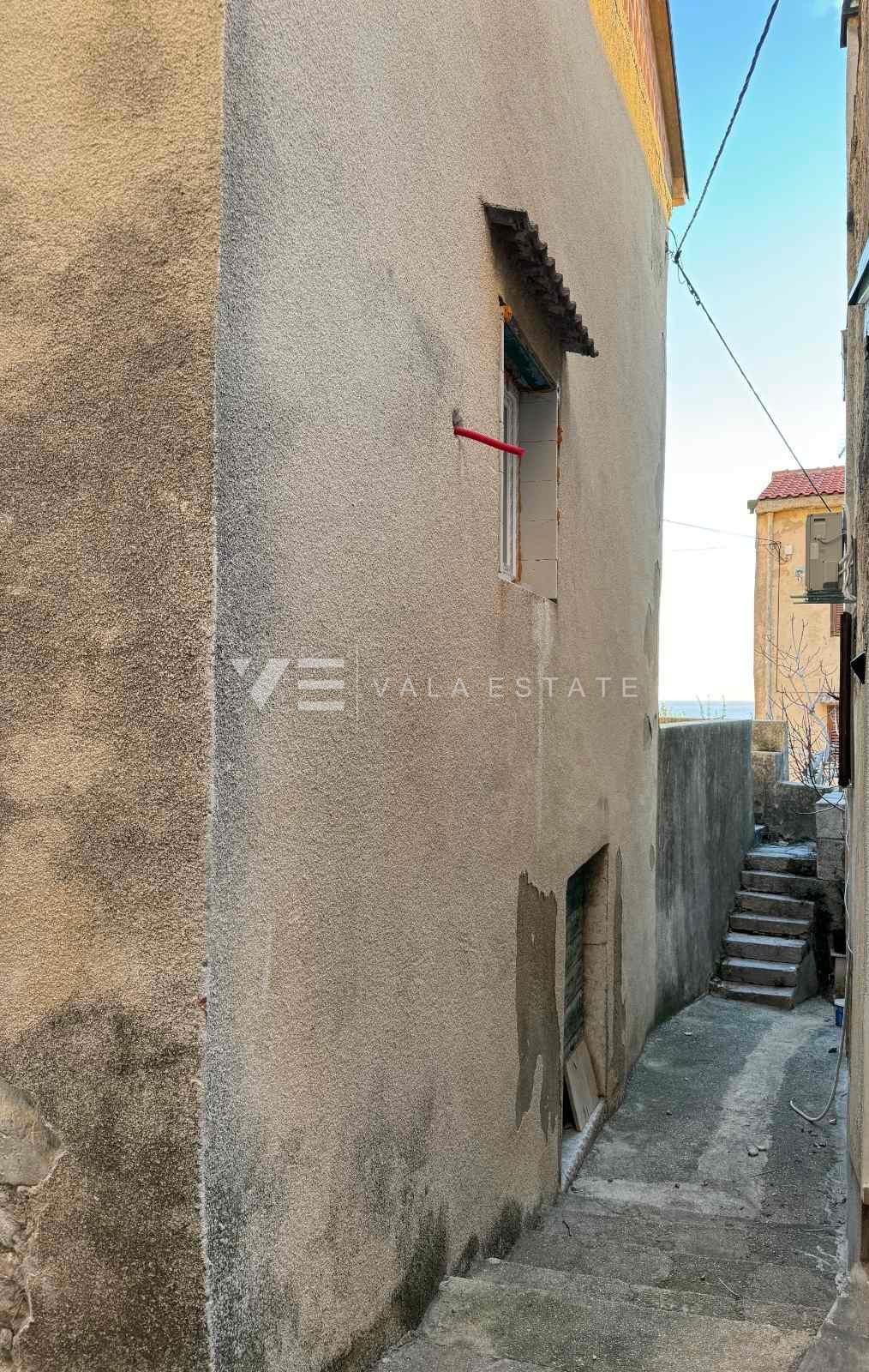 CASA IN PIETRA CON INIZIATA RISTRUTTURAZIONE IN POSIZIONE ECCEZIONALE