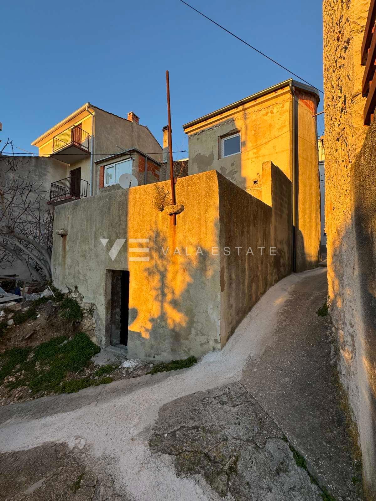 CASA IN PIETRA CON INIZIATA RISTRUTTURAZIONE IN POSIZIONE ECCEZIONALE