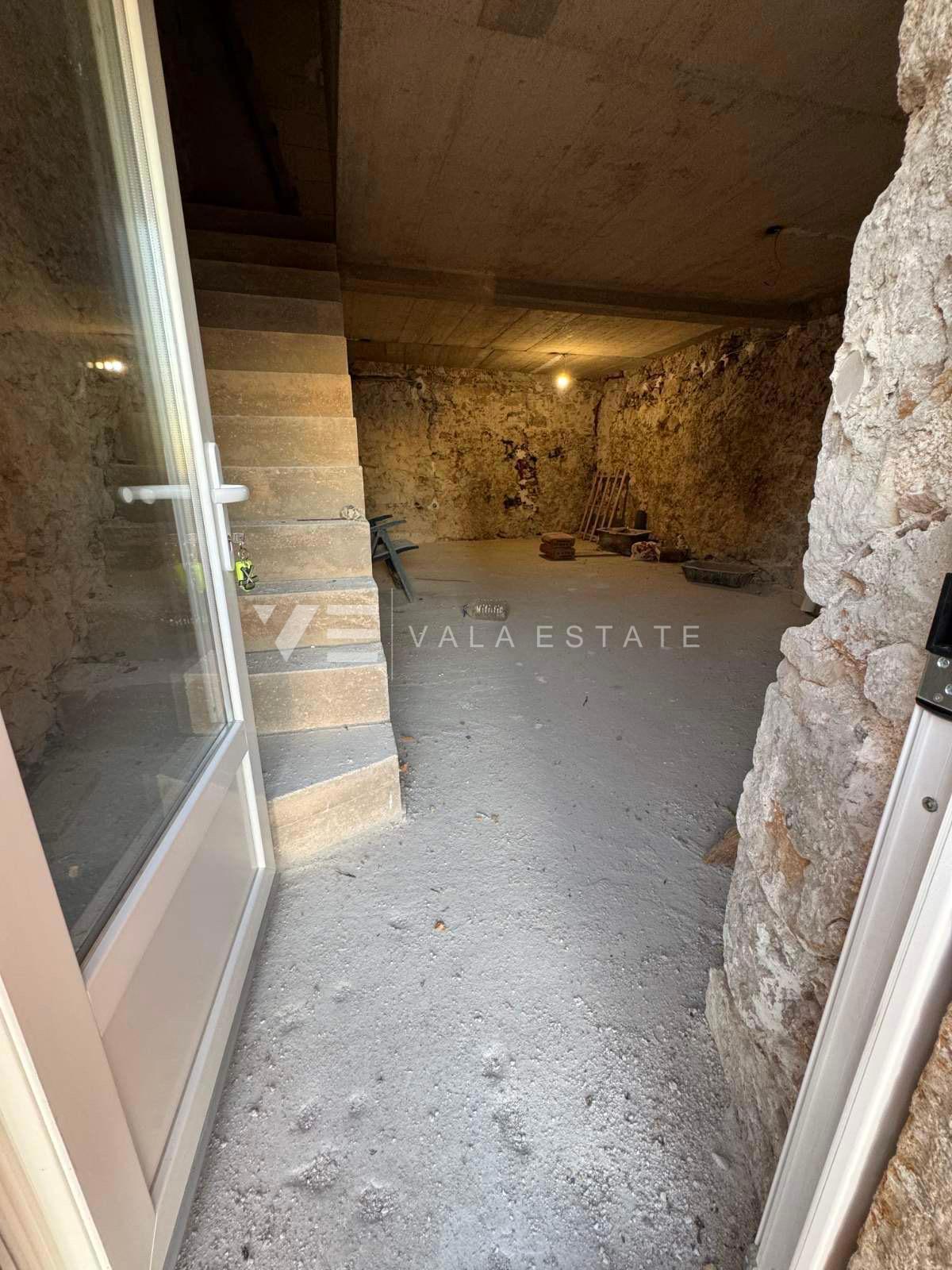 CASA IN PIETRA CON INIZIATA RISTRUTTURAZIONE IN POSIZIONE ECCEZIONALE