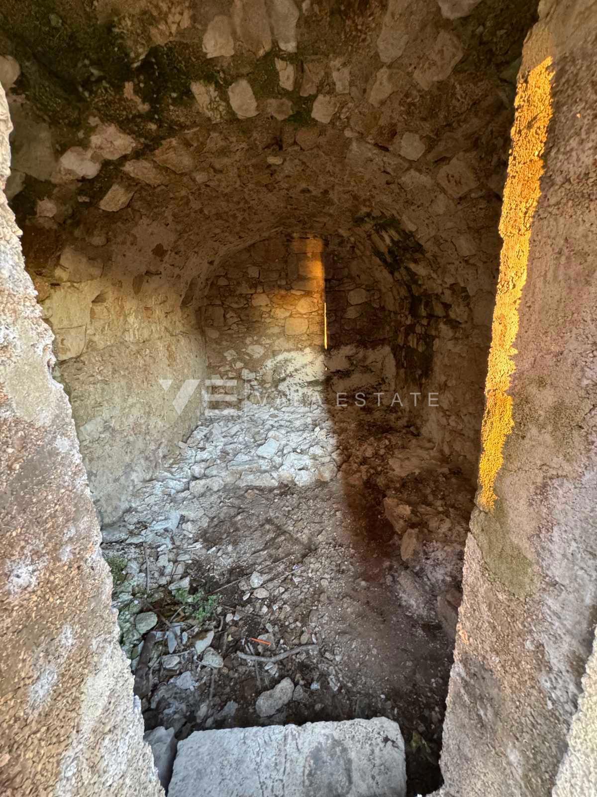 CASA IN PIETRA CON INIZIATA RISTRUTTURAZIONE IN POSIZIONE ECCEZIONALE