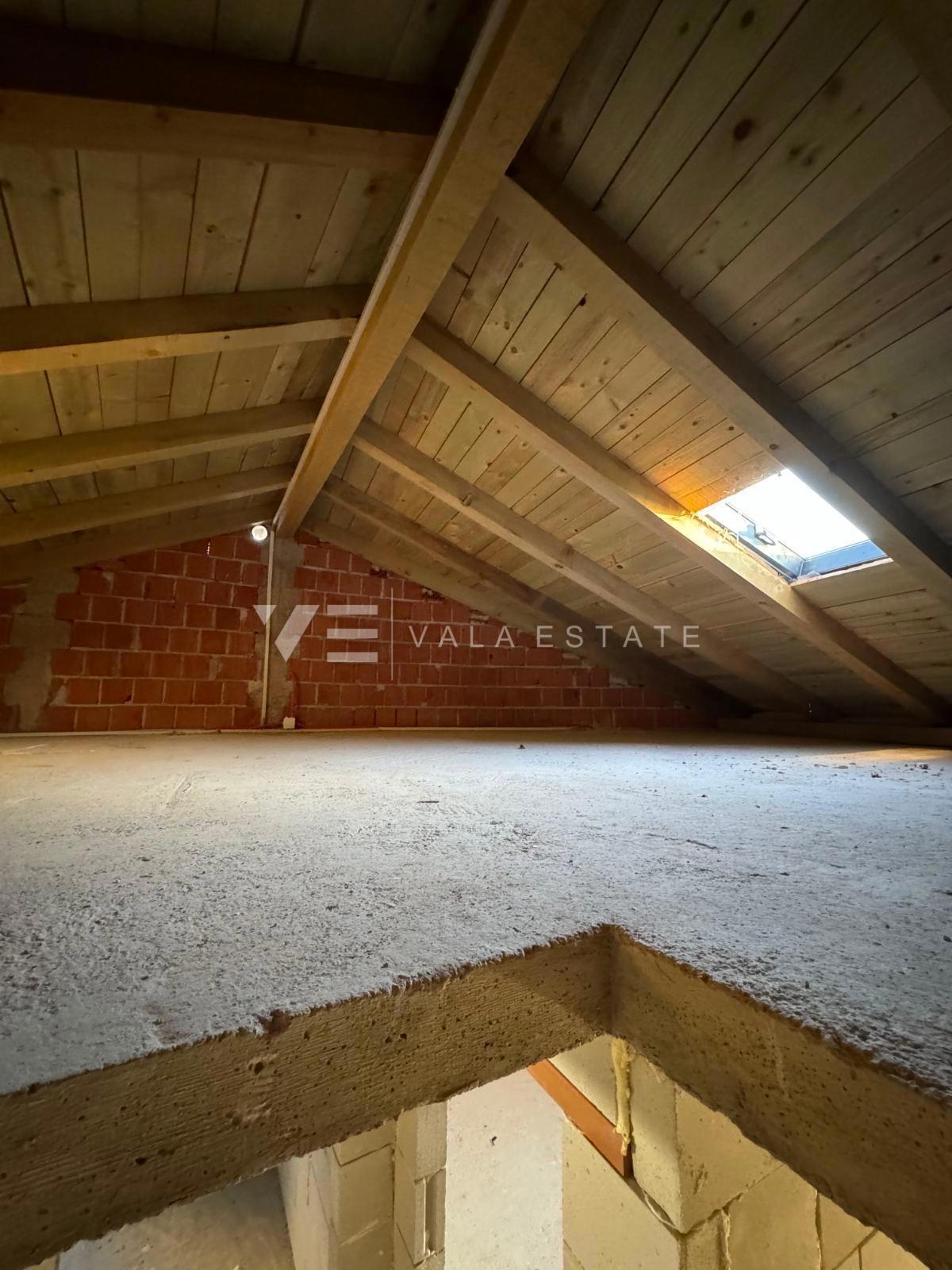 CASA IN PIETRA CON INIZIATA RISTRUTTURAZIONE IN POSIZIONE ECCEZIONALE