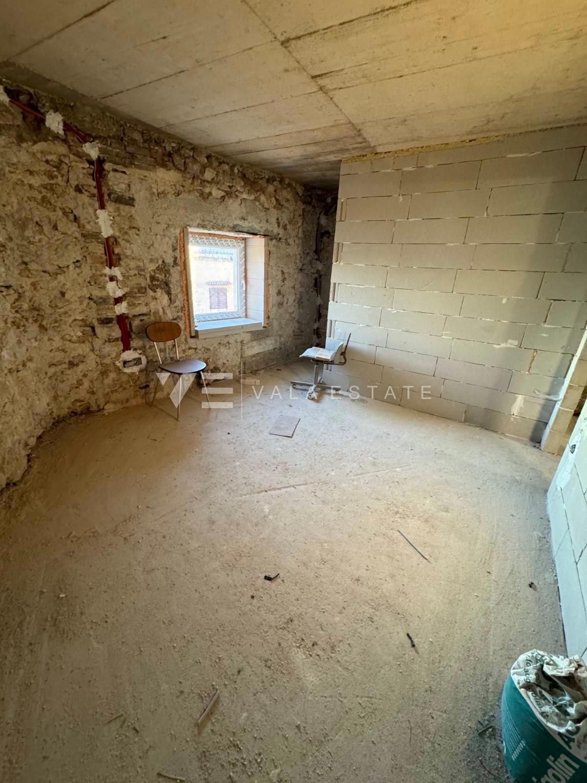 CASA IN PIETRA CON INIZIATA RISTRUTTURAZIONE IN POSIZIONE ECCEZIONALE