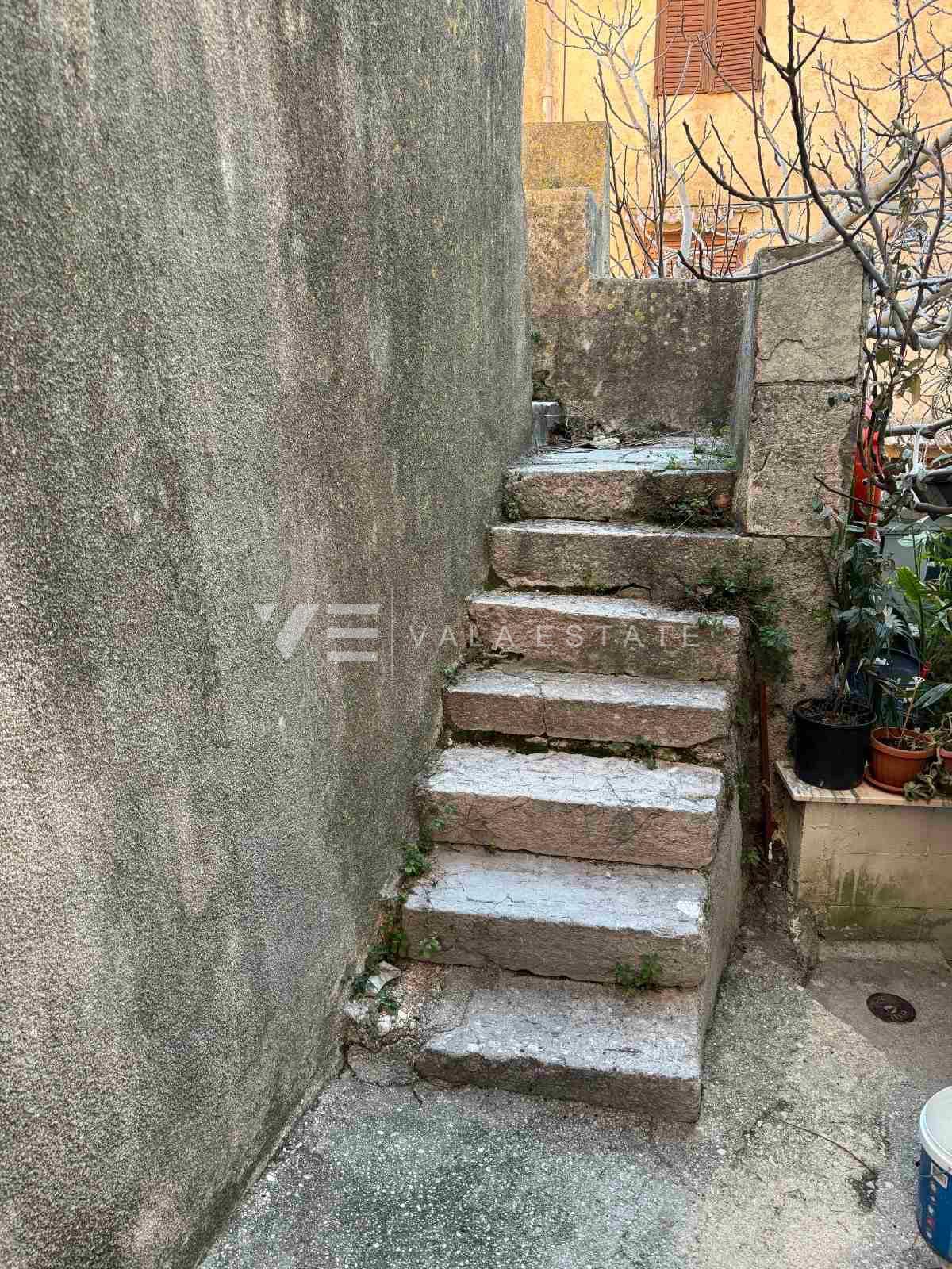 CASA IN PIETRA CON INIZIATA RISTRUTTURAZIONE IN POSIZIONE ECCEZIONALE