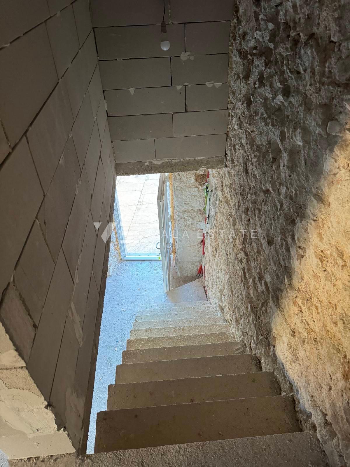 CASA IN PIETRA CON INIZIATA RISTRUTTURAZIONE IN POSIZIONE ECCEZIONALE