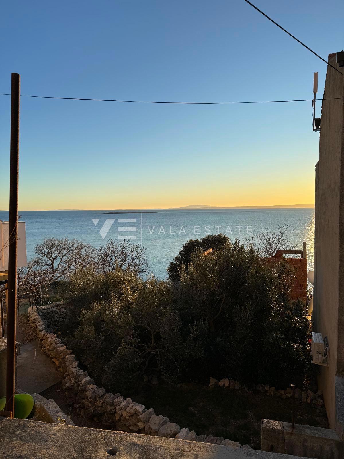 CASA IN PIETRA CON INIZIATA RISTRUTTURAZIONE IN POSIZIONE ECCEZIONALE
