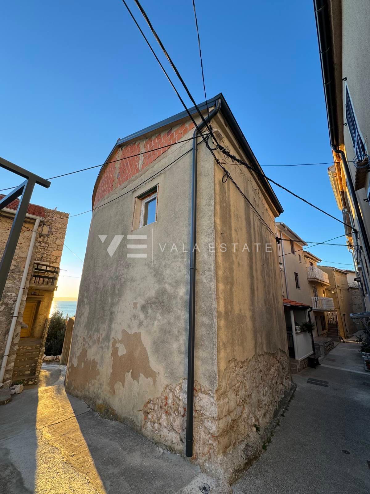 CASA IN PIETRA CON INIZIATA RISTRUTTURAZIONE IN POSIZIONE ECCEZIONALE