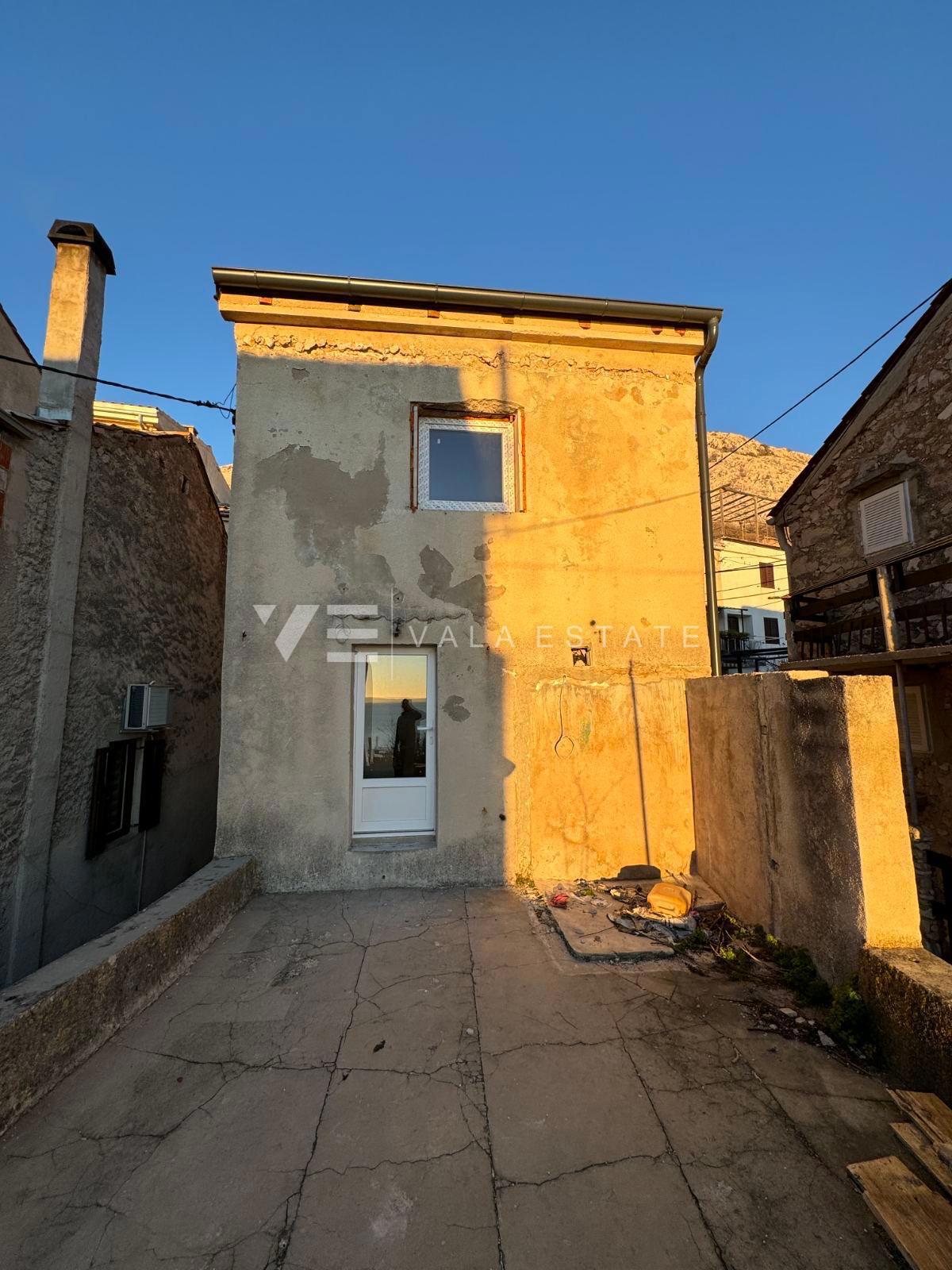 CASA IN PIETRA CON INIZIATA RISTRUTTURAZIONE IN POSIZIONE ECCEZIONALE