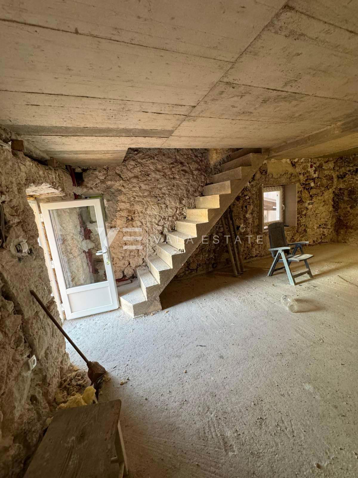 CASA IN PIETRA CON INIZIATA RISTRUTTURAZIONE IN POSIZIONE ECCEZIONALE