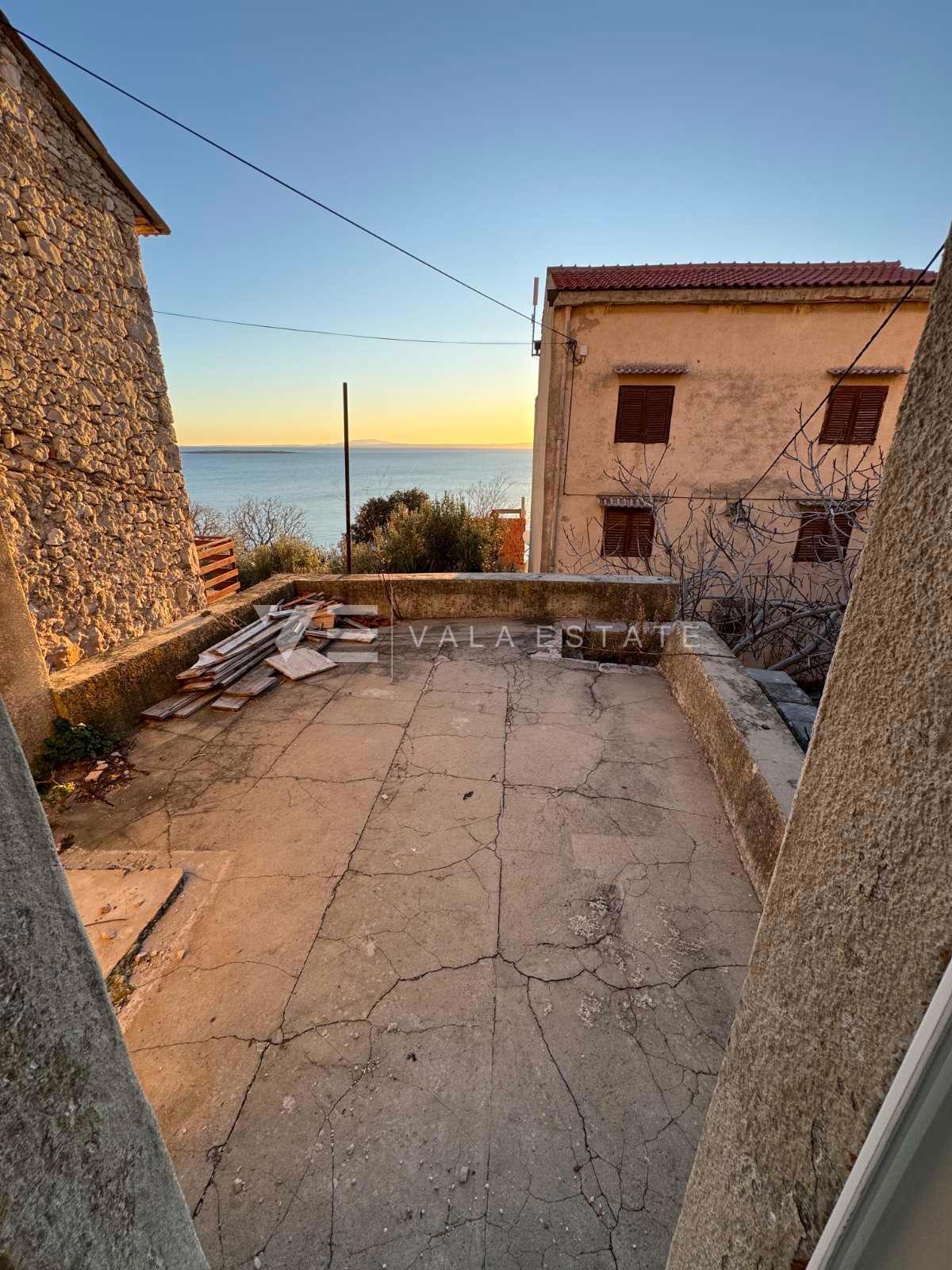 CASA IN PIETRA CON INIZIATA RISTRUTTURAZIONE IN POSIZIONE ECCEZIONALE