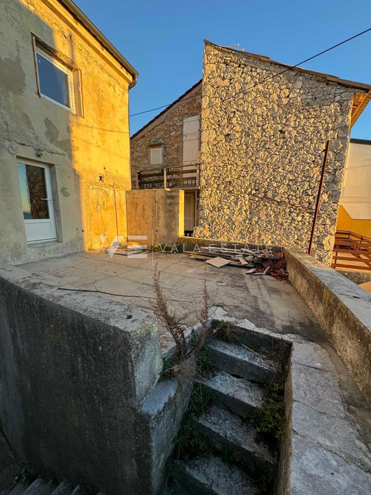 CASA IN PIETRA CON INIZIATA RISTRUTTURAZIONE IN POSIZIONE ECCEZIONALE