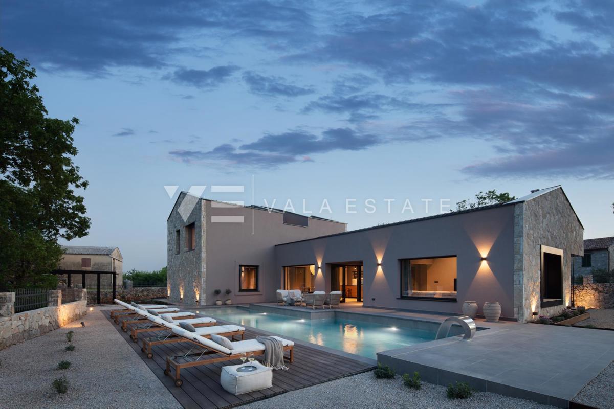 VILLA DI LUSSO CON PISCINA E AMPIO GIARDINO IN POSIZIONE TRANQUILLA