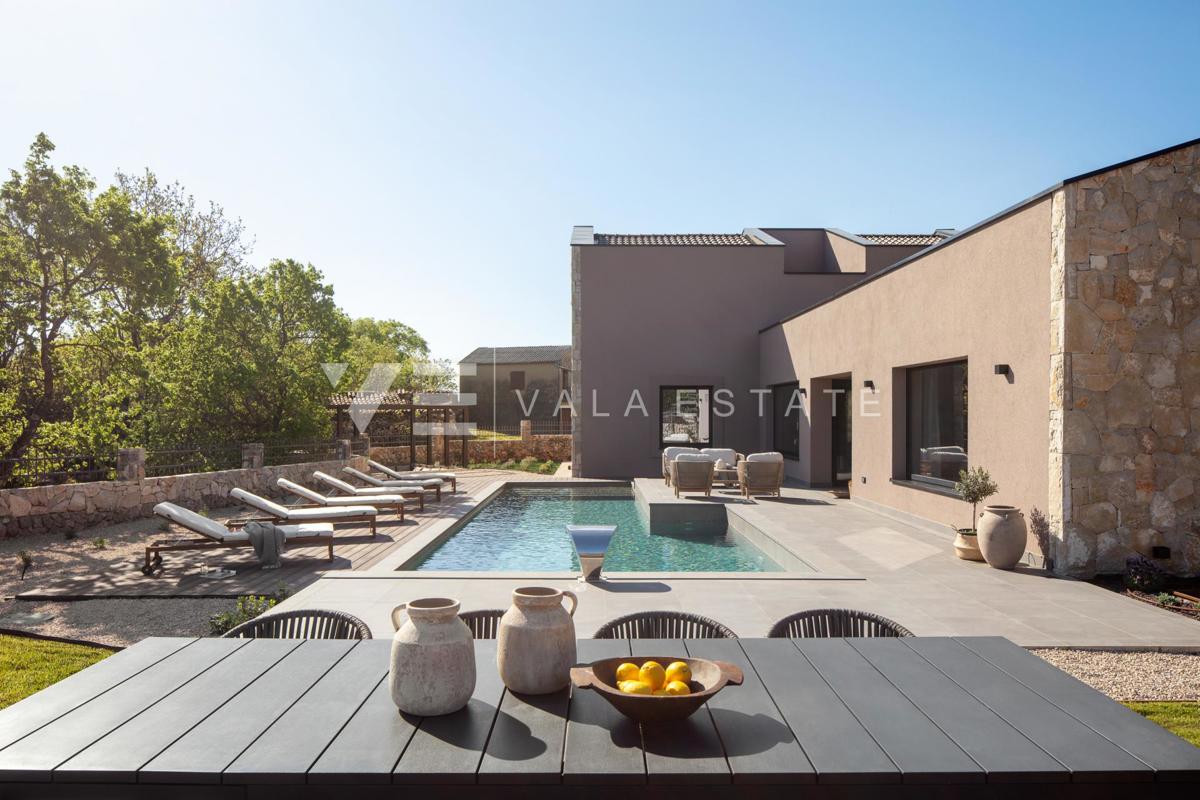 VILLA DI LUSSO CON PISCINA E AMPIO GIARDINO IN POSIZIONE TRANQUILLA