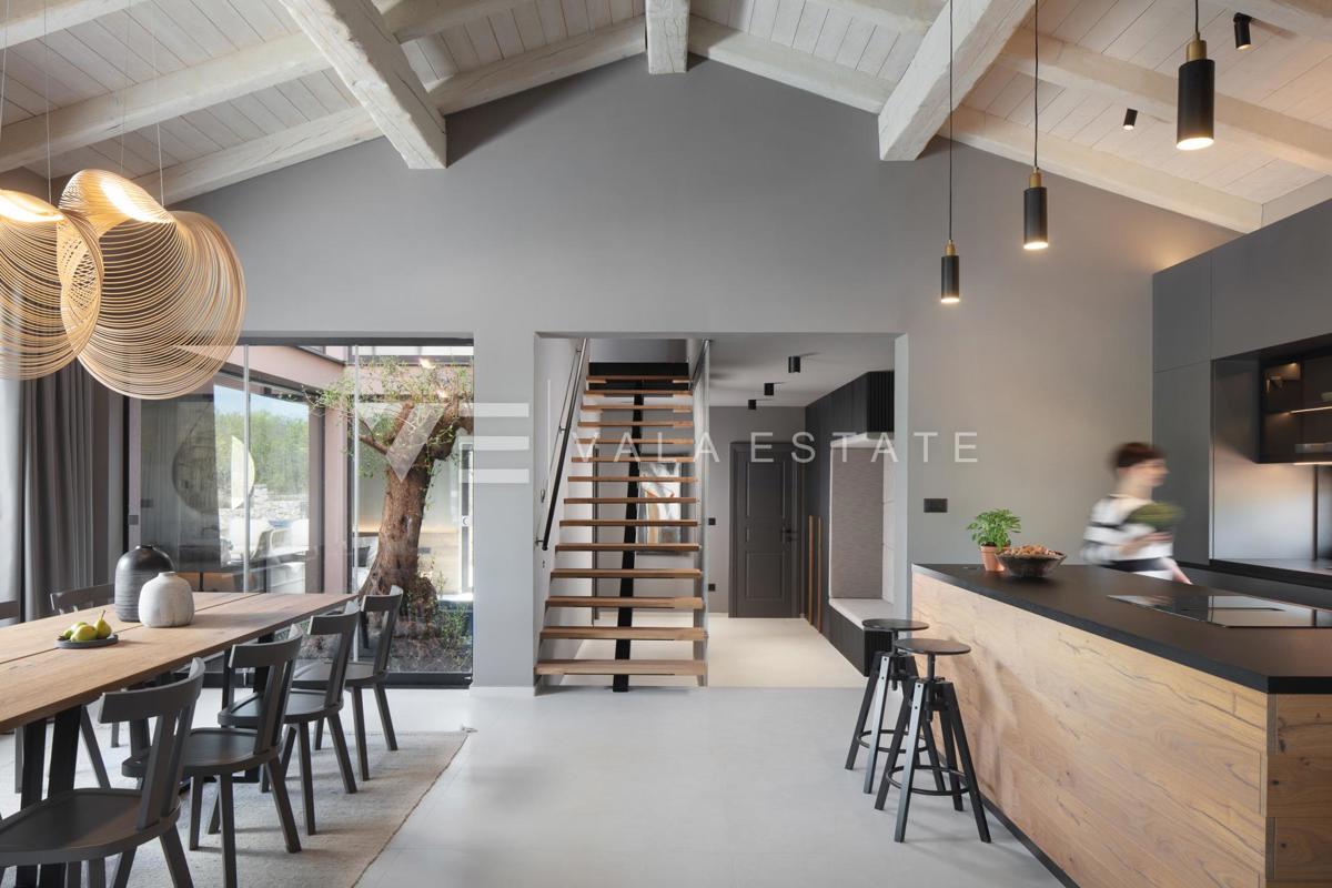 VILLA DI LUSSO CON PISCINA E AMPIO GIARDINO IN POSIZIONE TRANQUILLA