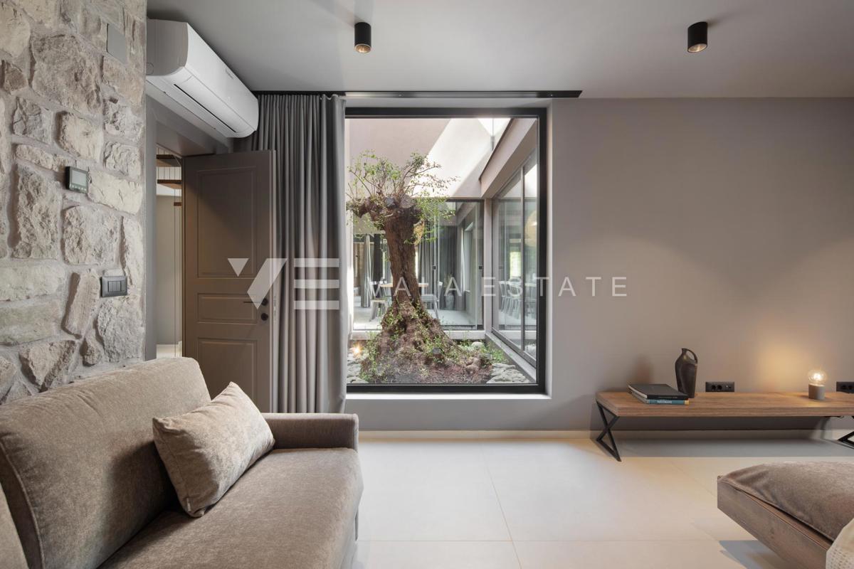 VILLA DI LUSSO CON PISCINA E AMPIO GIARDINO IN POSIZIONE TRANQUILLA