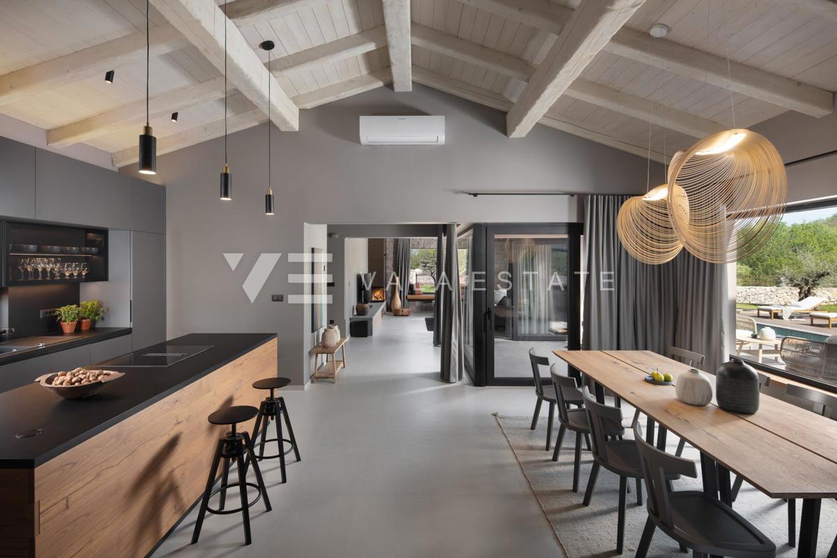 VILLA DI LUSSO CON PISCINA E AMPIO GIARDINO IN POSIZIONE TRANQUILLA