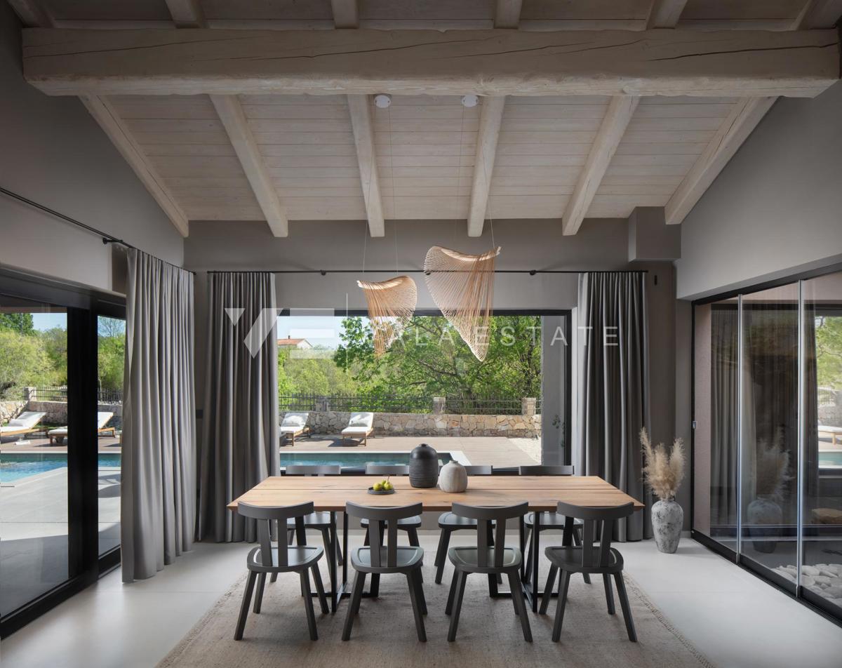 VILLA DI LUSSO CON PISCINA E AMPIO GIARDINO IN POSIZIONE TRANQUILLA