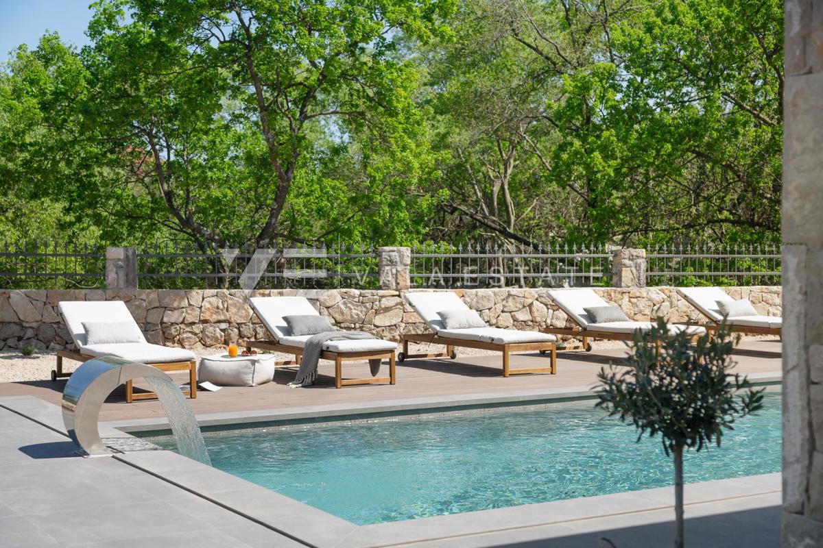 VILLA DI LUSSO CON PISCINA E AMPIO GIARDINO IN POSIZIONE TRANQUILLA