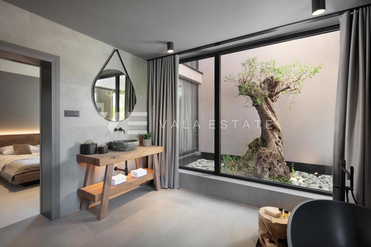 VILLA DI LUSSO CON PISCINA E AMPIO GIARDINO IN POSIZIONE TRANQUILLA