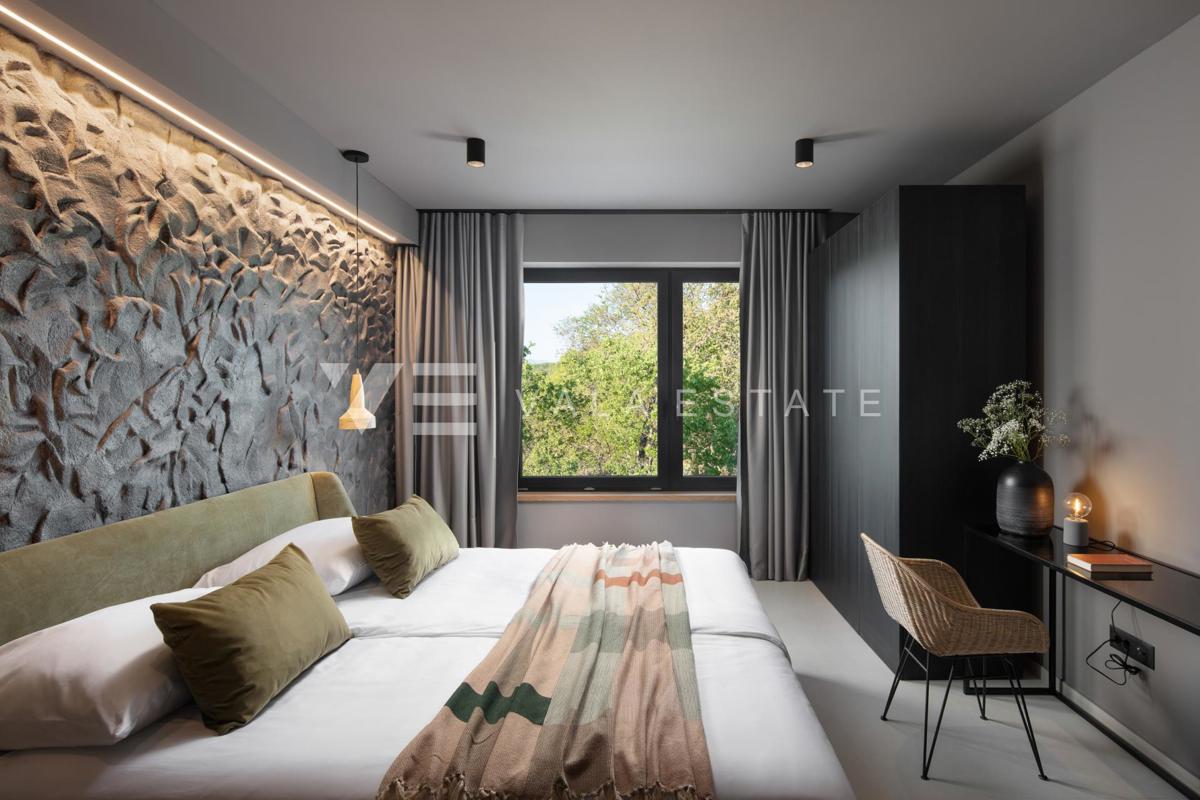 VILLA DI LUSSO CON PISCINA E AMPIO GIARDINO IN POSIZIONE TRANQUILLA