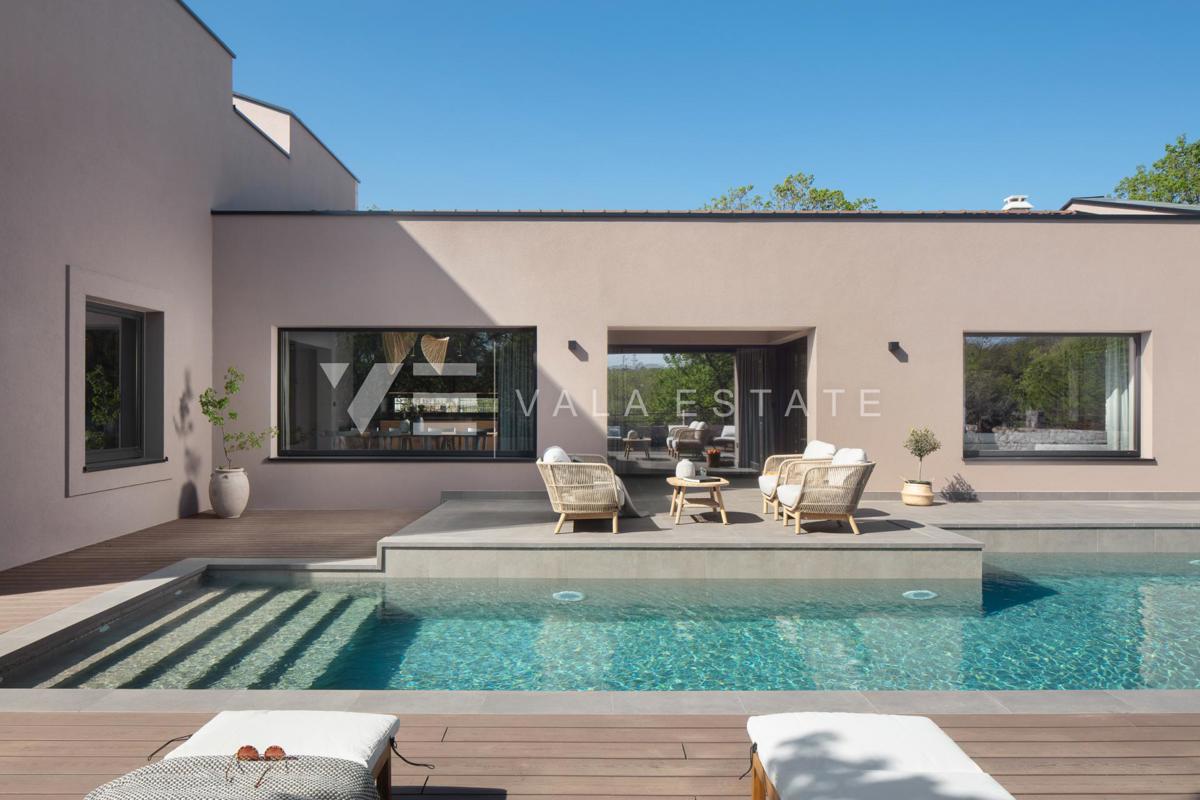 VILLA DI LUSSO CON PISCINA E AMPIO GIARDINO IN POSIZIONE TRANQUILLA