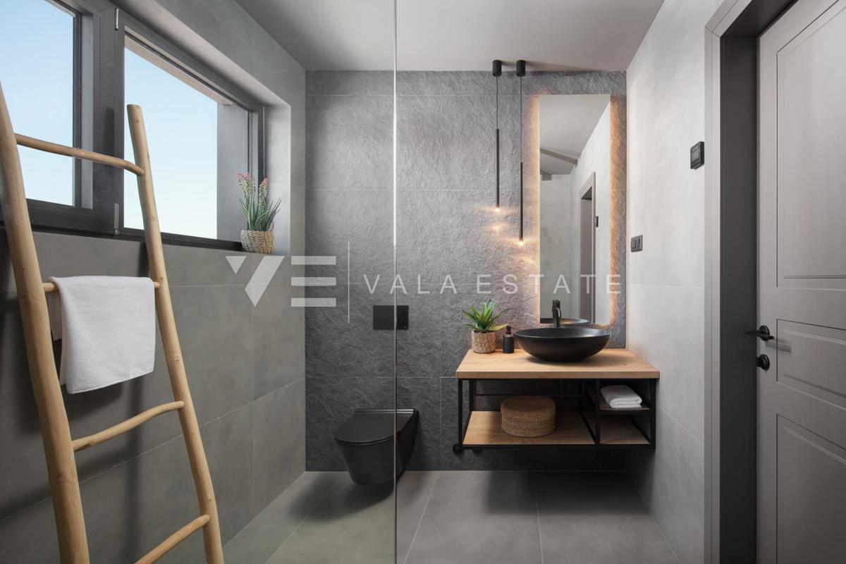 VILLA DI LUSSO CON PISCINA E AMPIO GIARDINO IN POSIZIONE TRANQUILLA