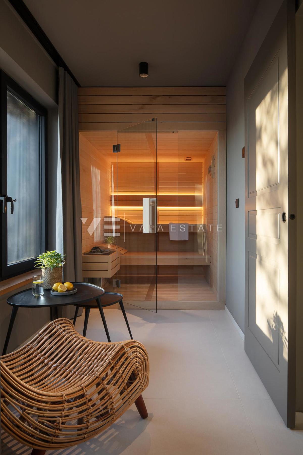 VILLA DI LUSSO CON PISCINA E AMPIO GIARDINO IN POSIZIONE TRANQUILLA