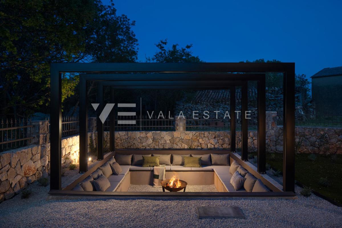 VILLA DI LUSSO CON PISCINA E AMPIO GIARDINO IN POSIZIONE TRANQUILLA