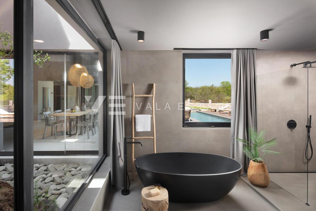 VILLA DI LUSSO CON PISCINA E AMPIO GIARDINO IN POSIZIONE TRANQUILLA