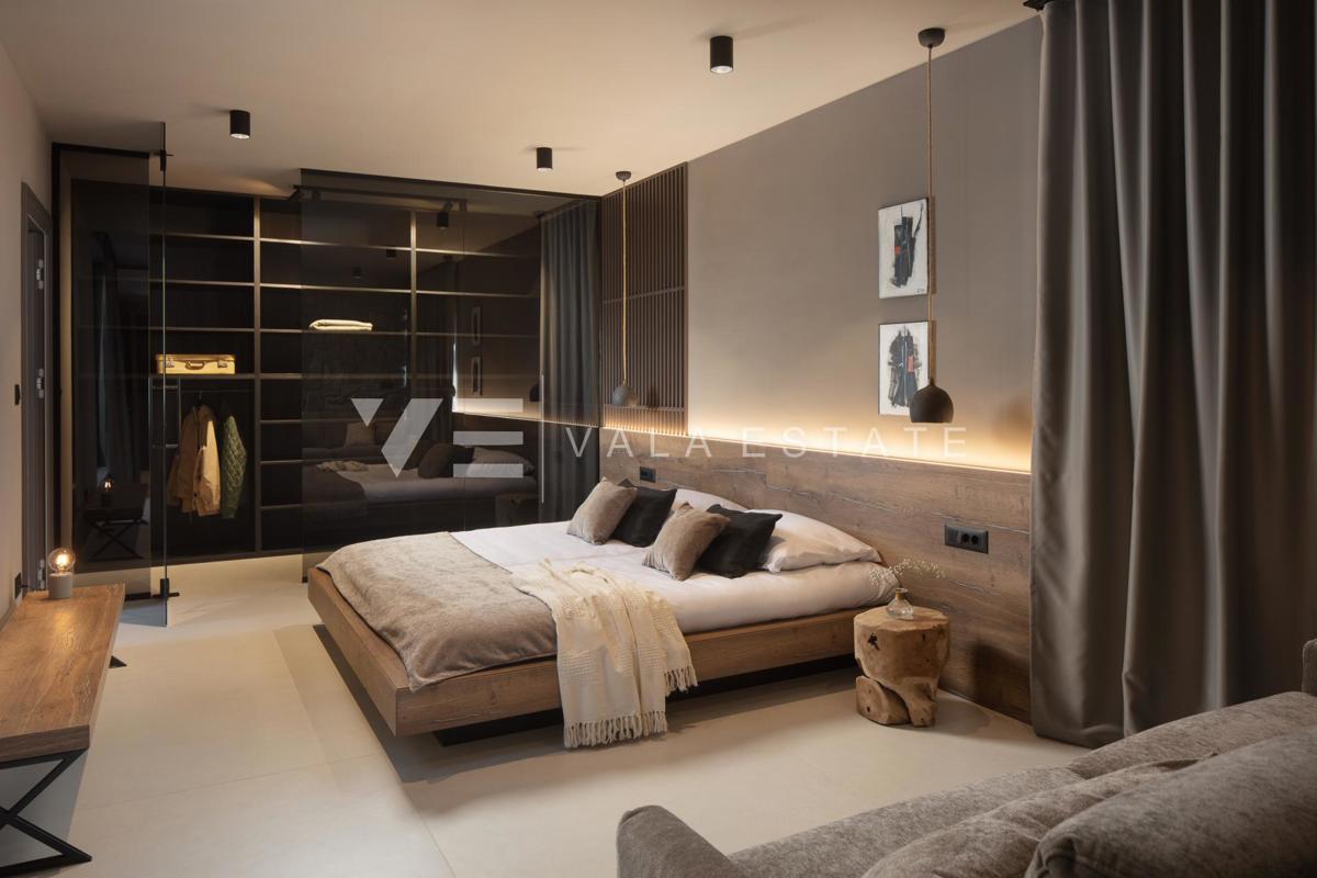 VILLA DI LUSSO CON PISCINA E AMPIO GIARDINO IN POSIZIONE TRANQUILLA