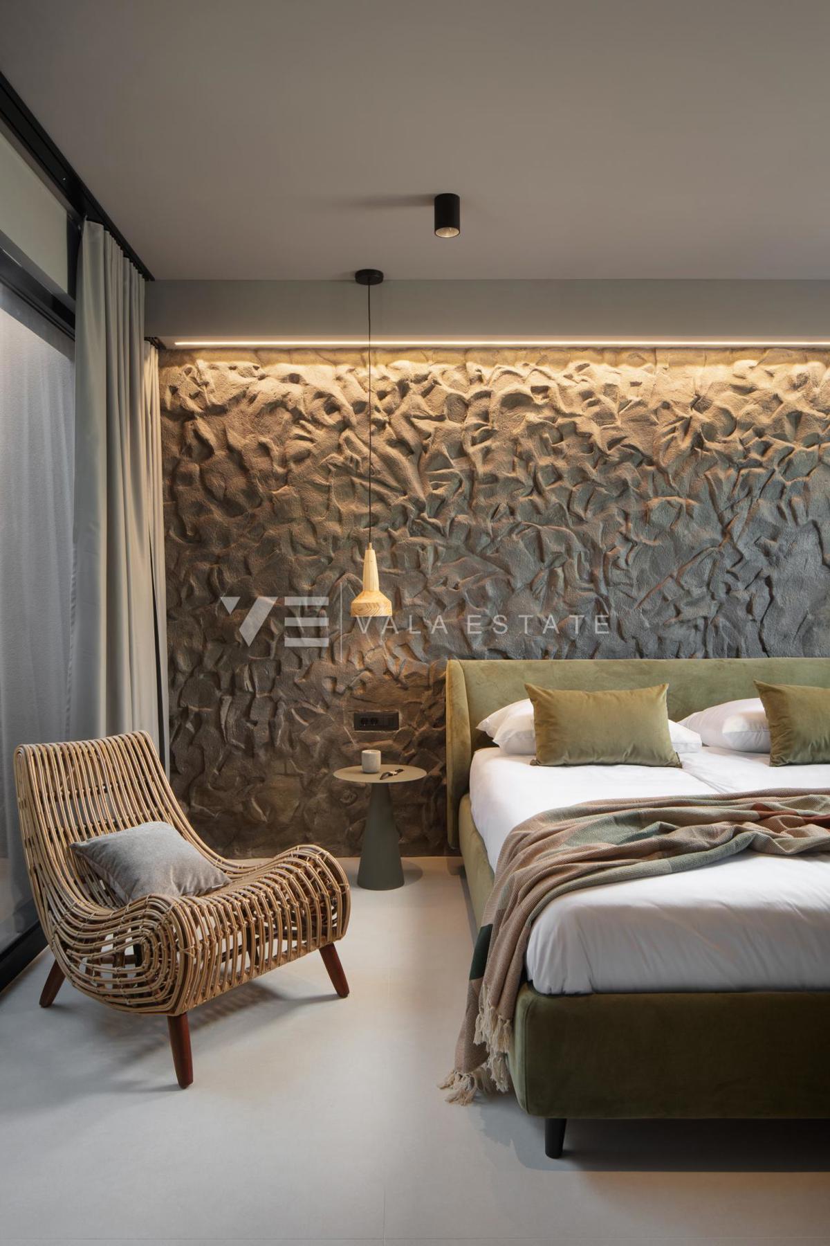 VILLA DI LUSSO CON PISCINA E AMPIO GIARDINO IN POSIZIONE TRANQUILLA