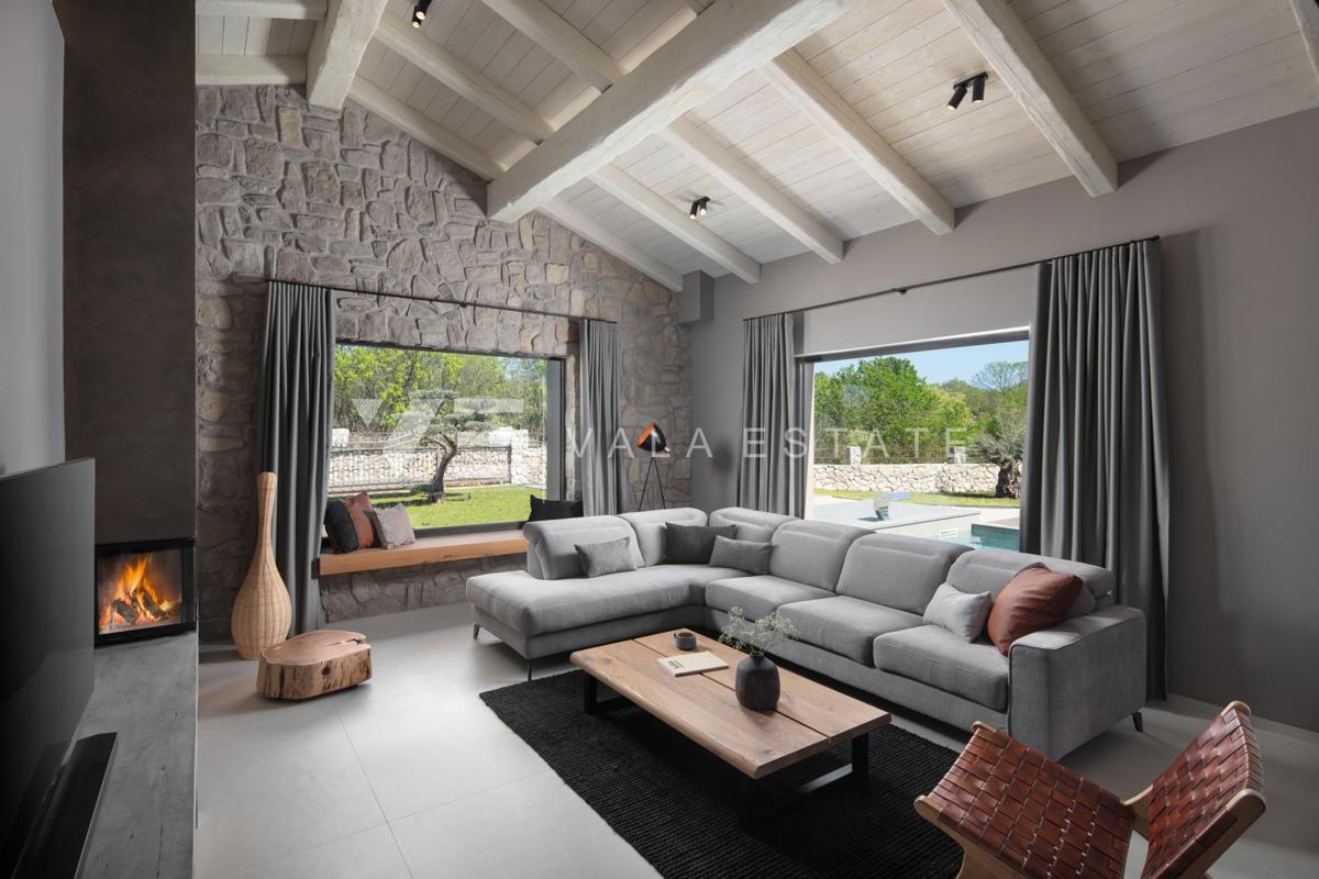 VILLA DI LUSSO CON PISCINA E AMPIO GIARDINO IN POSIZIONE TRANQUILLA