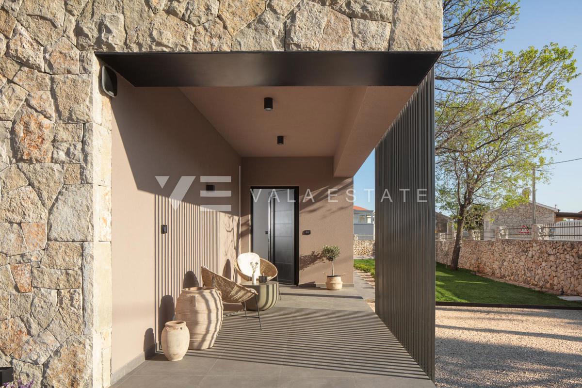 VILLA DI LUSSO CON PISCINA E AMPIO GIARDINO IN POSIZIONE TRANQUILLA