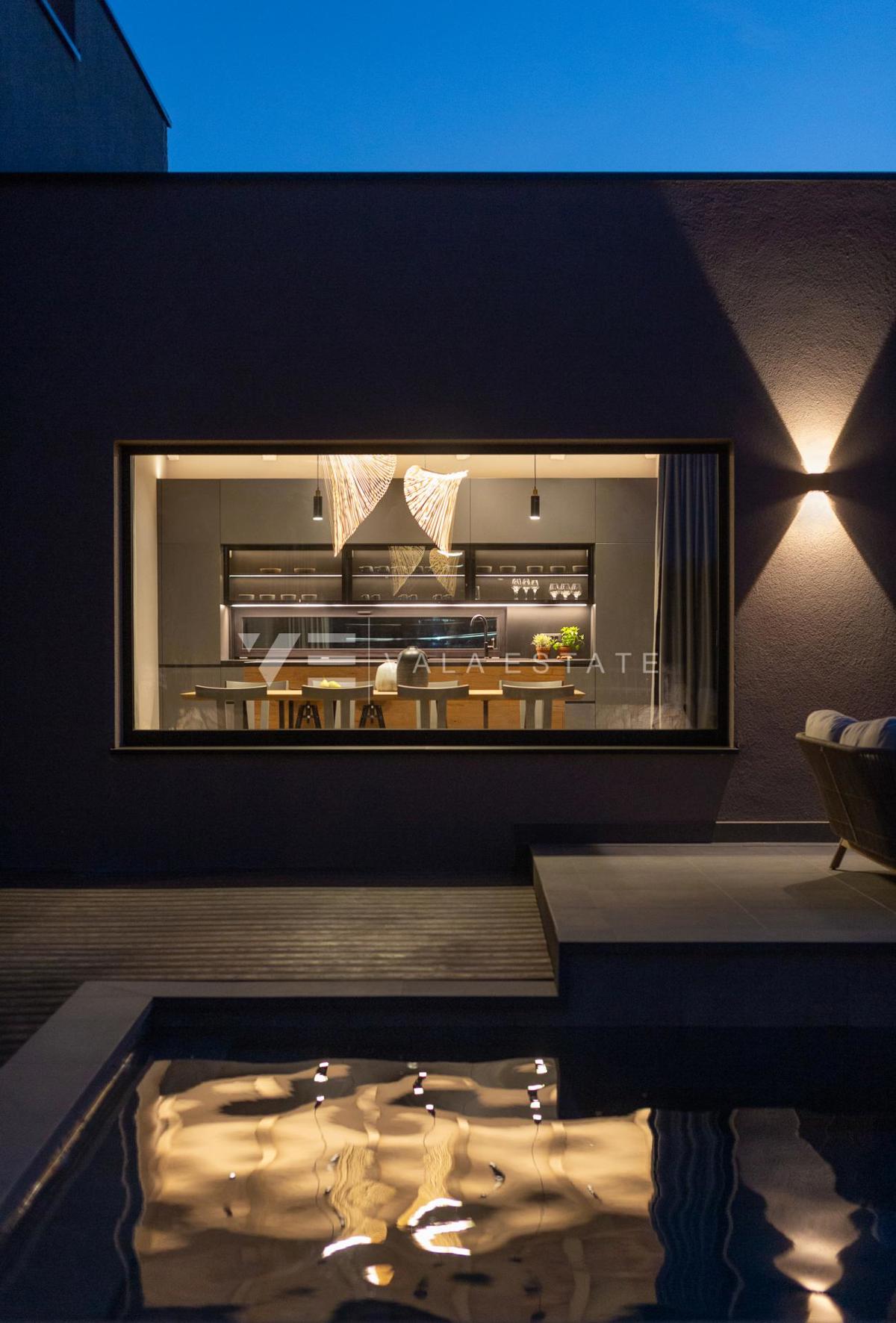 VILLA DI LUSSO CON PISCINA E AMPIO GIARDINO IN POSIZIONE TRANQUILLA