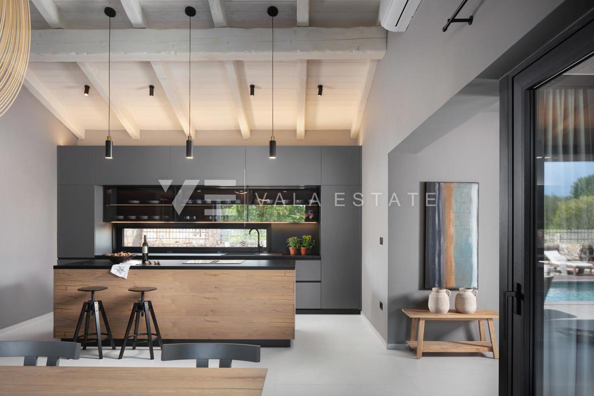 VILLA DI LUSSO CON PISCINA E AMPIO GIARDINO IN POSIZIONE TRANQUILLA