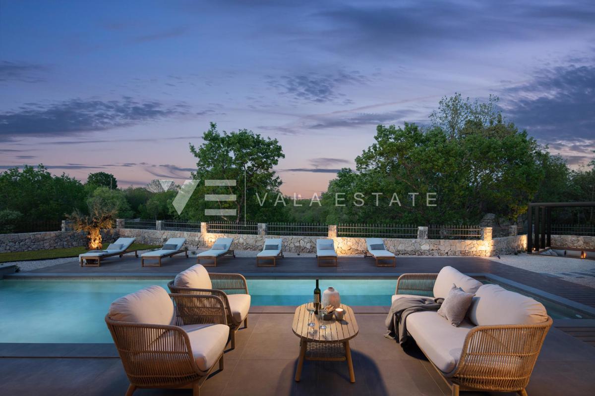 VILLA DI LUSSO CON PISCINA E AMPIO GIARDINO IN POSIZIONE TRANQUILLA