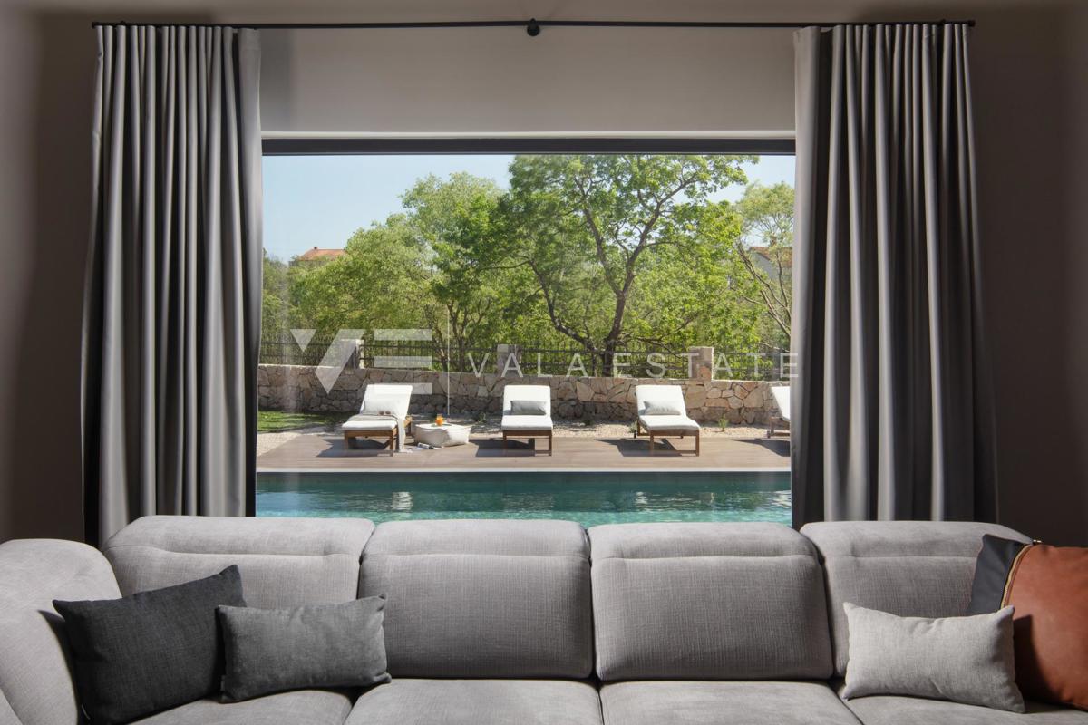 VILLA DI LUSSO CON PISCINA E AMPIO GIARDINO IN POSIZIONE TRANQUILLA