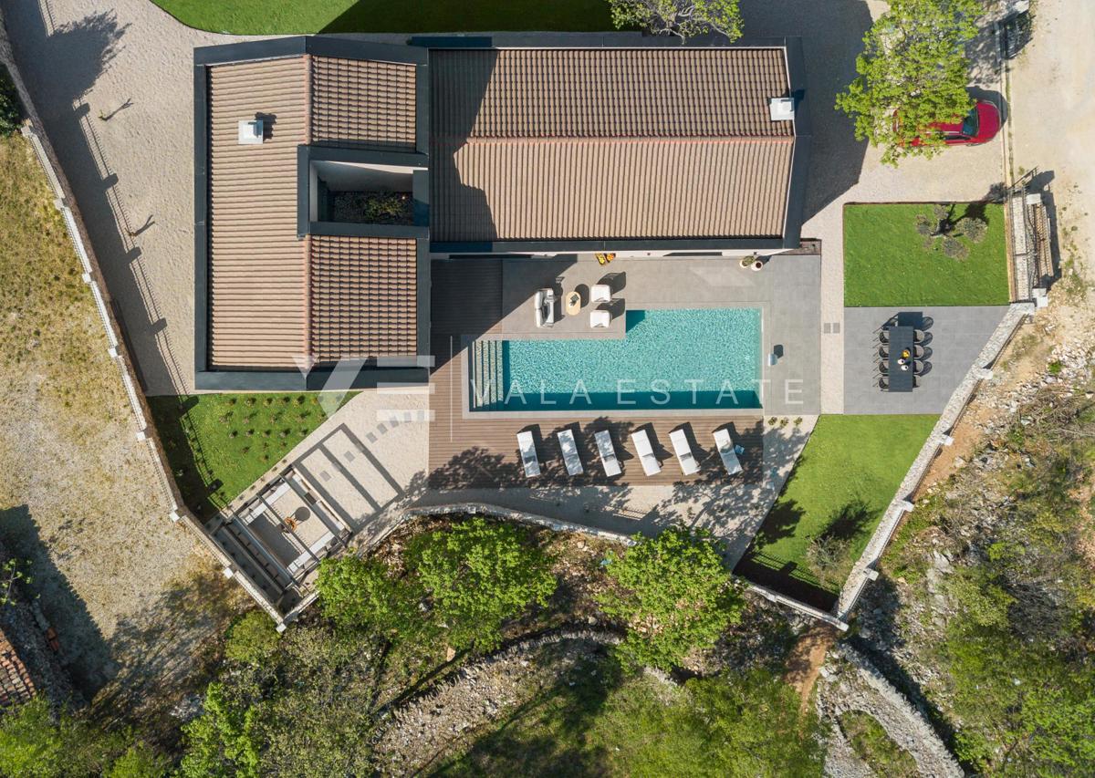 VILLA DI LUSSO CON PISCINA E AMPIO GIARDINO IN POSIZIONE TRANQUILLA