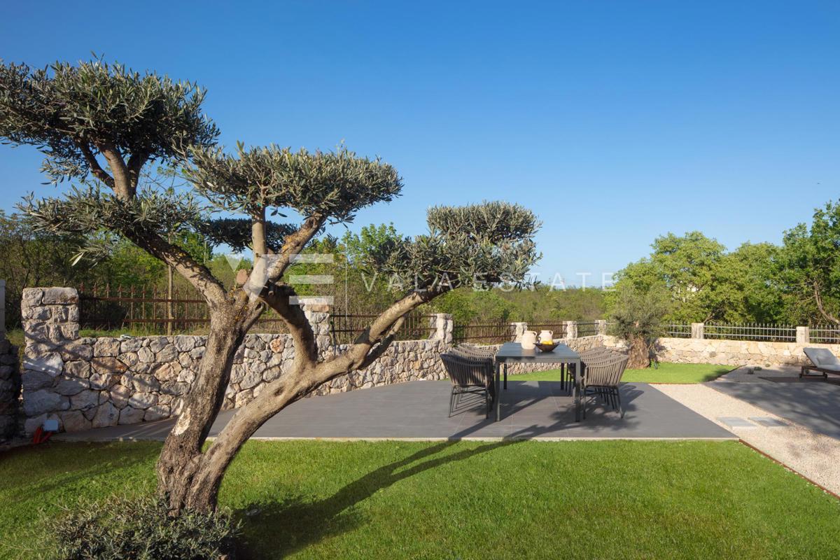 VILLA DI LUSSO CON PISCINA E AMPIO GIARDINO IN POSIZIONE TRANQUILLA