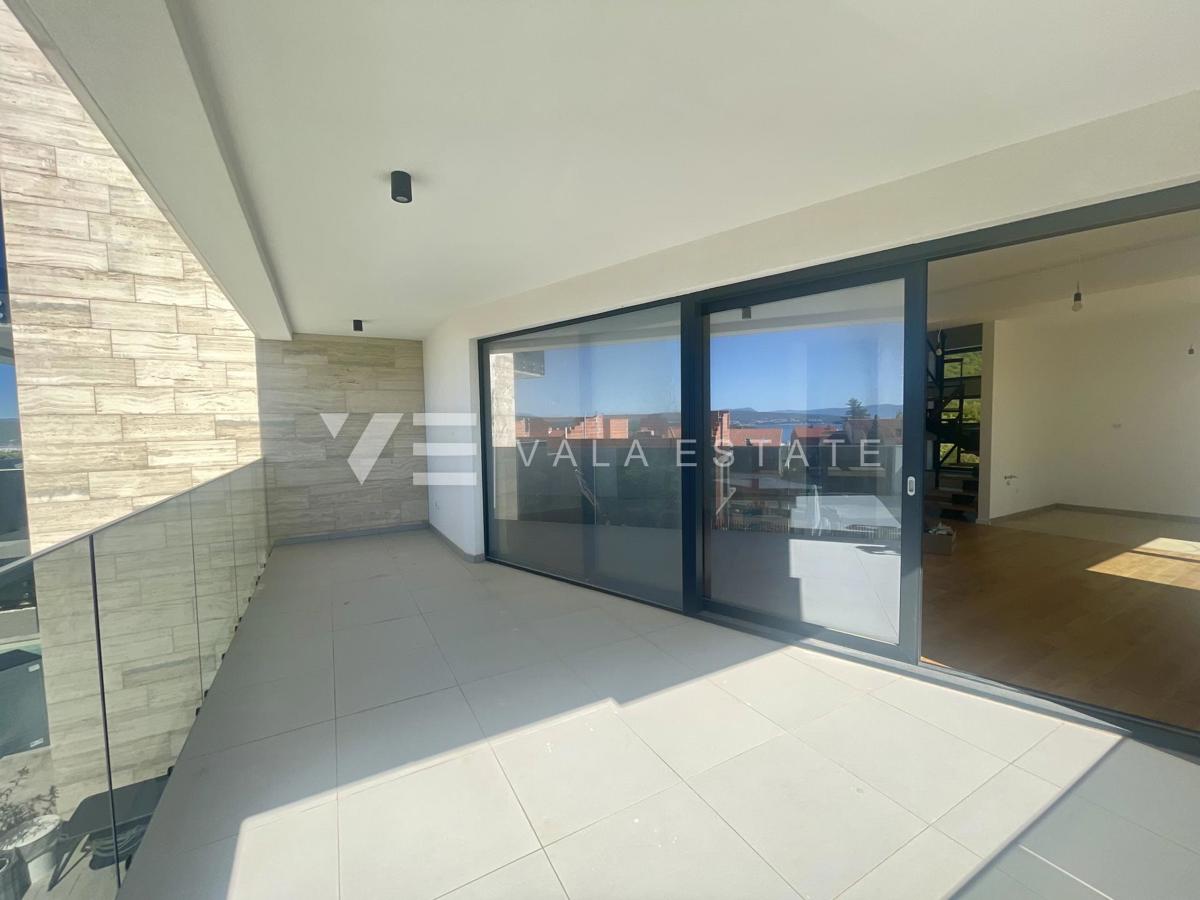 APPARTAMENTO SU DUE PIANI IN NUOVA COSTRUZIONE CON VISTA MARE