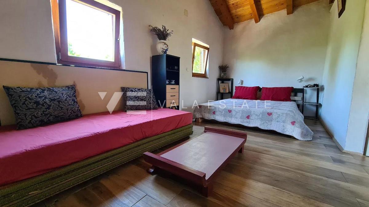 UNICA CASA IN PIETRA RISTRUTTURATA IMMERSA NELLA NATURA