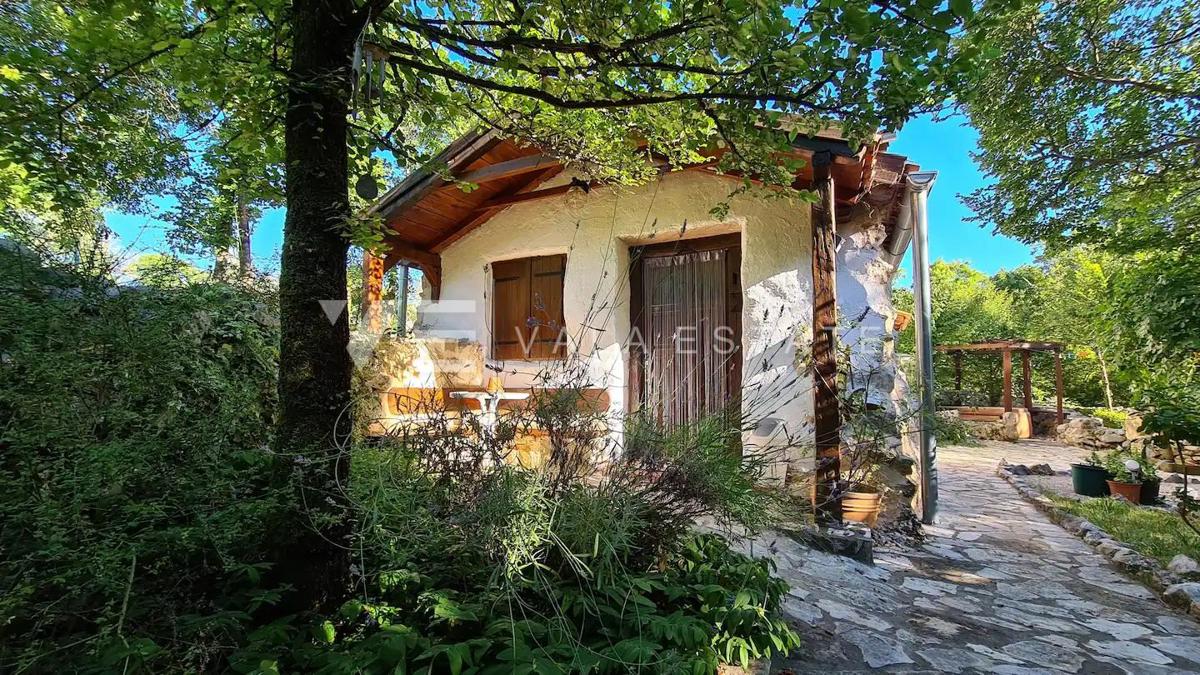 UNICA CASA IN PIETRA RISTRUTTURATA IMMERSA NELLA NATURA