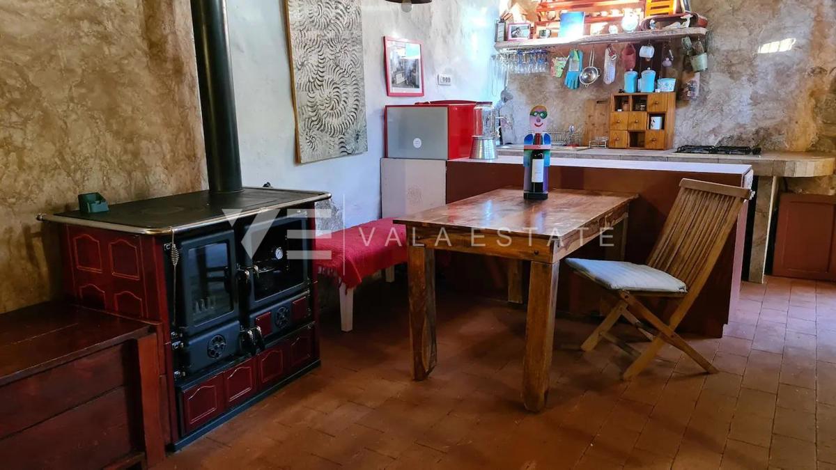 UNICA CASA IN PIETRA RISTRUTTURATA IMMERSA NELLA NATURA
