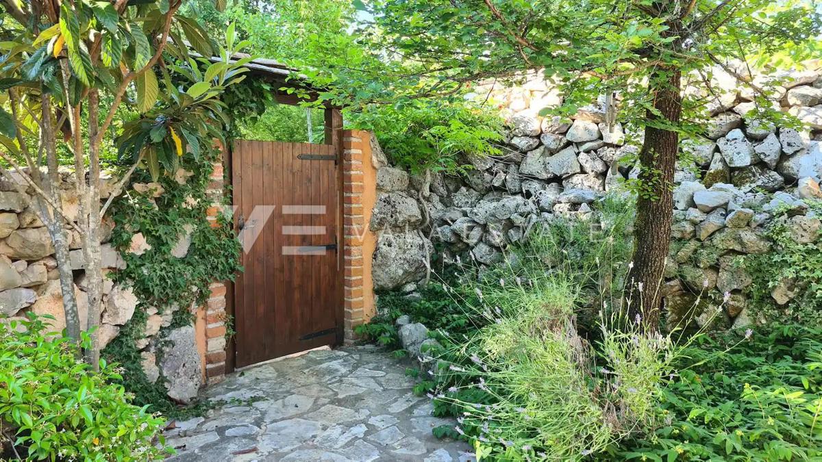 UNICA CASA IN PIETRA RISTRUTTURATA IMMERSA NELLA NATURA